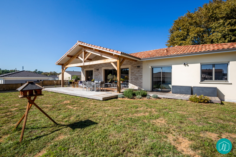 Agence etincelles Bordeaux Une maison familiale, pratique et épurée. Construction d’une habitation de 130 m² avec 3 chambres et 1 bureau. Une cuisine ouverte sur le salon. Une terrasse couverte pour profiter de l’extérieur et un abri voiture.
