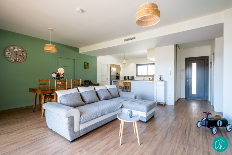 Agence etincelles Bordeaux Une maison familiale, pratique et épurée. Construction d’une habitation de 130 m² avec 3 chambres et 1 bureau. Une cuisine ouverte sur le salon. Une terrasse couverte pour profiter de l’extérieur et un abri voiture.