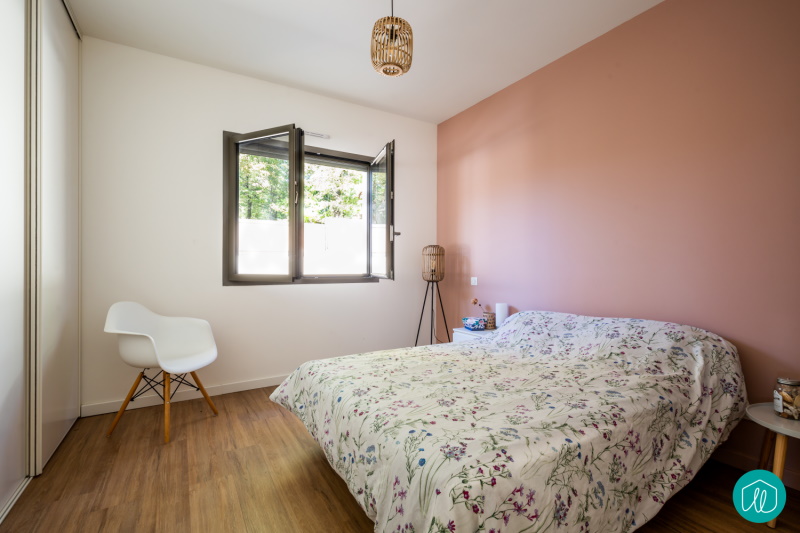 Agence etincelles Bordeaux Une maison familiale, pratique et épurée. Construction d’une habitation de 130 m² avec 3 chambres et 1 bureau. Une cuisine ouverte sur le salon. Une terrasse couverte pour profiter de l’extérieur et un abri voiture.