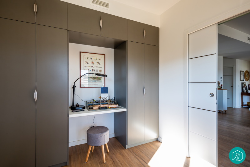 Agence etincelles Bordeaux Une maison familiale, pratique et épurée. Construction d’une habitation de 130 m² avec 3 chambres et 1 bureau. Une cuisine ouverte sur le salon. Une terrasse couverte pour profiter de l’extérieur et un abri voiture.