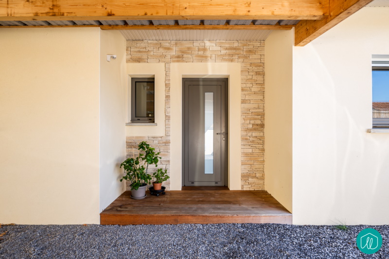 Agence etincelles Bordeaux Une maison familiale, pratique et épurée. Construction d’une habitation de 130 m² avec 3 chambres et 1 bureau. Une cuisine ouverte sur le salon. Une terrasse couverte pour profiter de l’extérieur et un abri voiture.