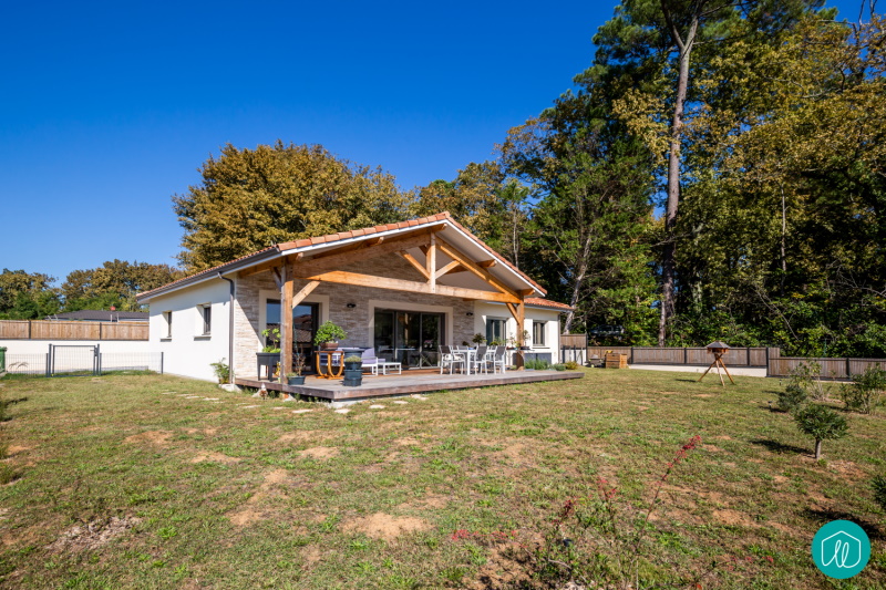Agence etincelles Bordeaux Une maison familiale, pratique et épurée. Construction d’une habitation de 130 m² avec 3 chambres et 1 bureau. Une cuisine ouverte sur le salon. Une terrasse couverte pour profiter de l’extérieur et un abri voiture.
