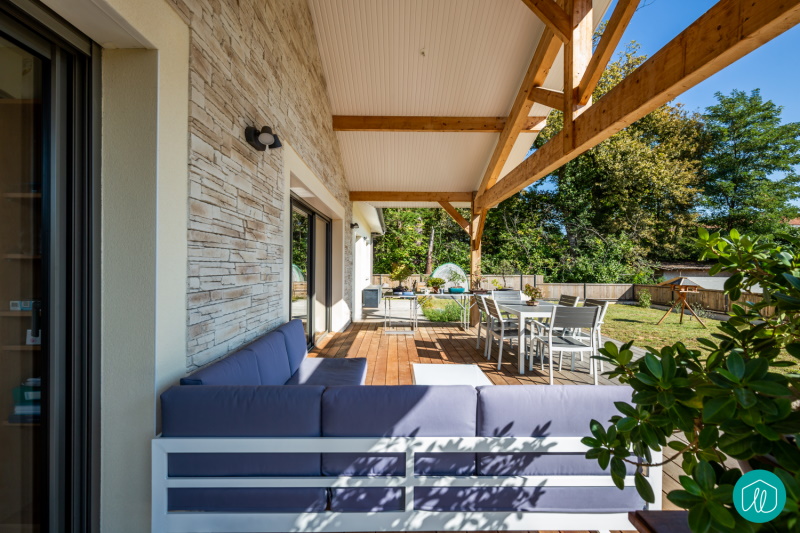 Agence etincelles Bordeaux Une maison familiale, pratique et épurée. Construction d’une habitation de 130 m² avec 3 chambres et 1 bureau. Une cuisine ouverte sur le salon. Une terrasse couverte pour profiter de l’extérieur et un abri voiture.
