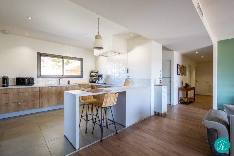 Agence etincelles Bordeaux Une maison familiale, pratique et épurée. Construction d’une habitation de 130 m² avec 3 chambres et 1 bureau. Une cuisine ouverte sur le salon. Une terrasse couverte pour profiter de l’extérieur et un abri voiture.