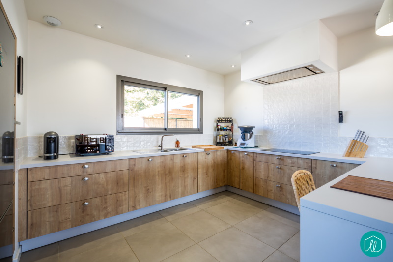 Agence etincelles Bordeaux Une maison familiale, pratique et épurée. Construction d’une habitation de 130 m² avec 3 chambres et 1 bureau. Une cuisine ouverte sur le salon. Une terrasse couverte pour profiter de l’extérieur et un abri voiture.