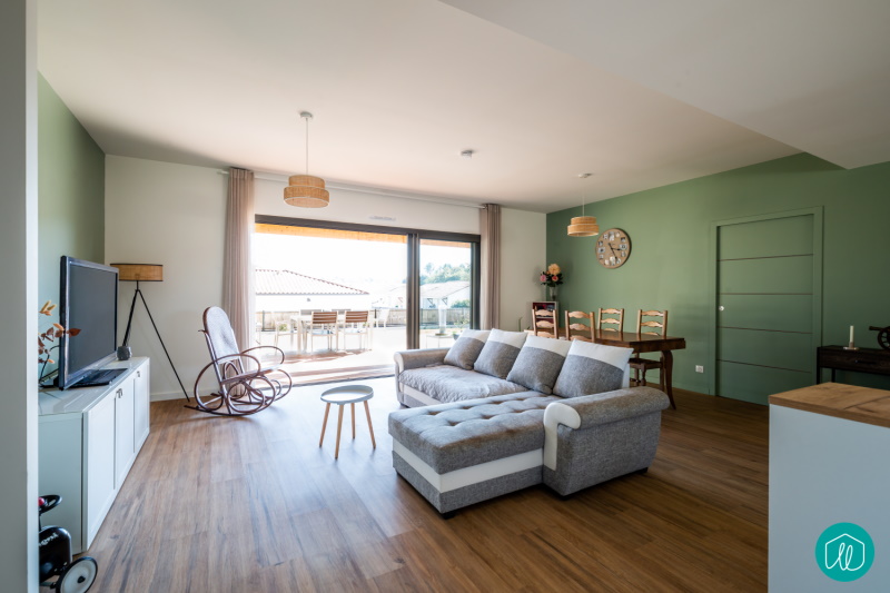 Agence etincelles Bordeaux Une maison familiale, pratique et épurée. Construction d’une habitation de 130 m² avec 3 chambres et 1 bureau. Une cuisine ouverte sur le salon. Une terrasse couverte pour profiter de l’extérieur et un abri voiture.